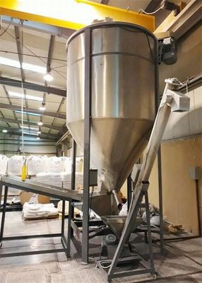 Plastic Mixing Dryer Mixing Machine With 3.75 -7.5KW Motor Driven Screw